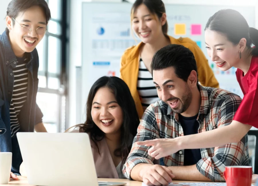 trendy-hipster-asian-creative-friend-smiling-while-sitting-casual-meeting-with-group-friends-coworker-are-working-new-success-project-while-using-laptop-computers-digital trendy-hipster-asian-creative-friend-smiling-while-sitting-casual-meeting-with-group-friends-coworker-are-working-new-success-project-while-using-laptop-computers-digital